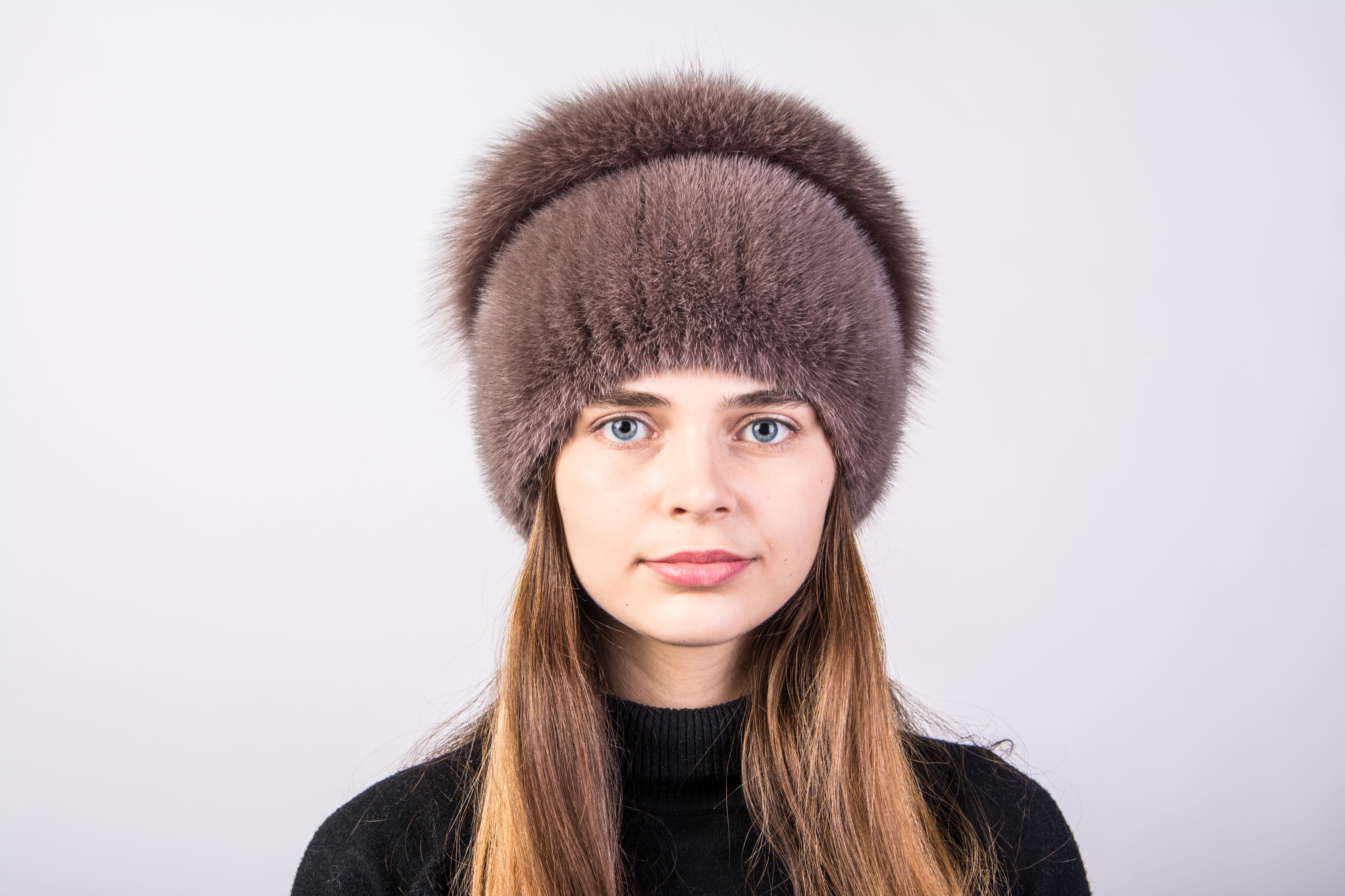 Зимняя женская шапка Меховой стиль Улитка из вязаной натуральной норки с помпоном Капучино (131/N)