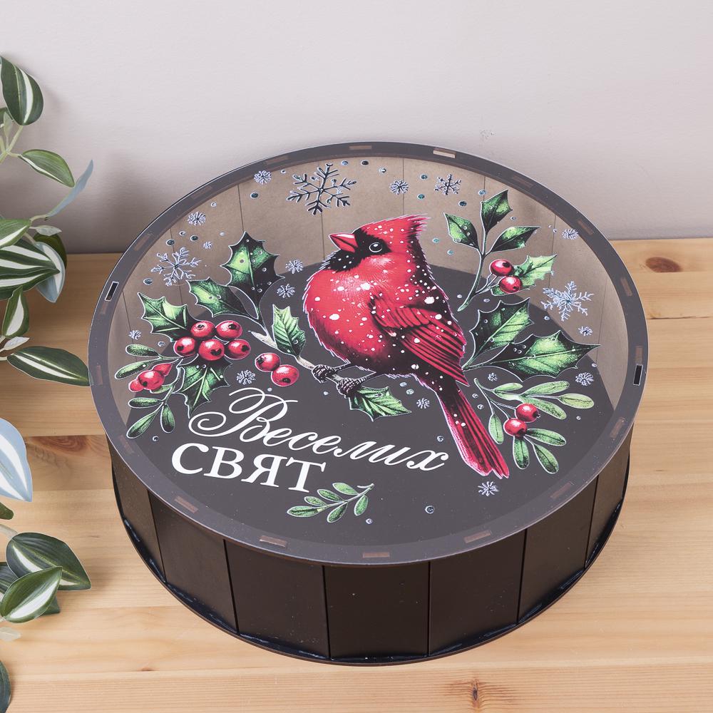 Коробка круглая веселых праздников с красной птичкой 33 см (7493-3) - фото 1 Коробка круглая веселых праздников с красной птичкой 33 см (7493-3) - фото 1
