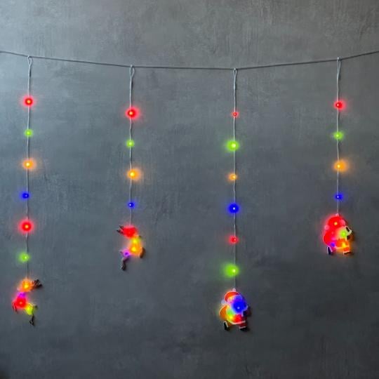 Гірлянда-штора світлодіодна Санта та олені 100 LED з ПВХ від електромережі 3,3х0,8 м Різнокольоровий (150-81-9133-030) Гірлянда-штора світлодіодна Санта та олені 100 LED з ПВХ від електромережі 3,3х0,8 м Різнокольоровий (150-81-9133-030)