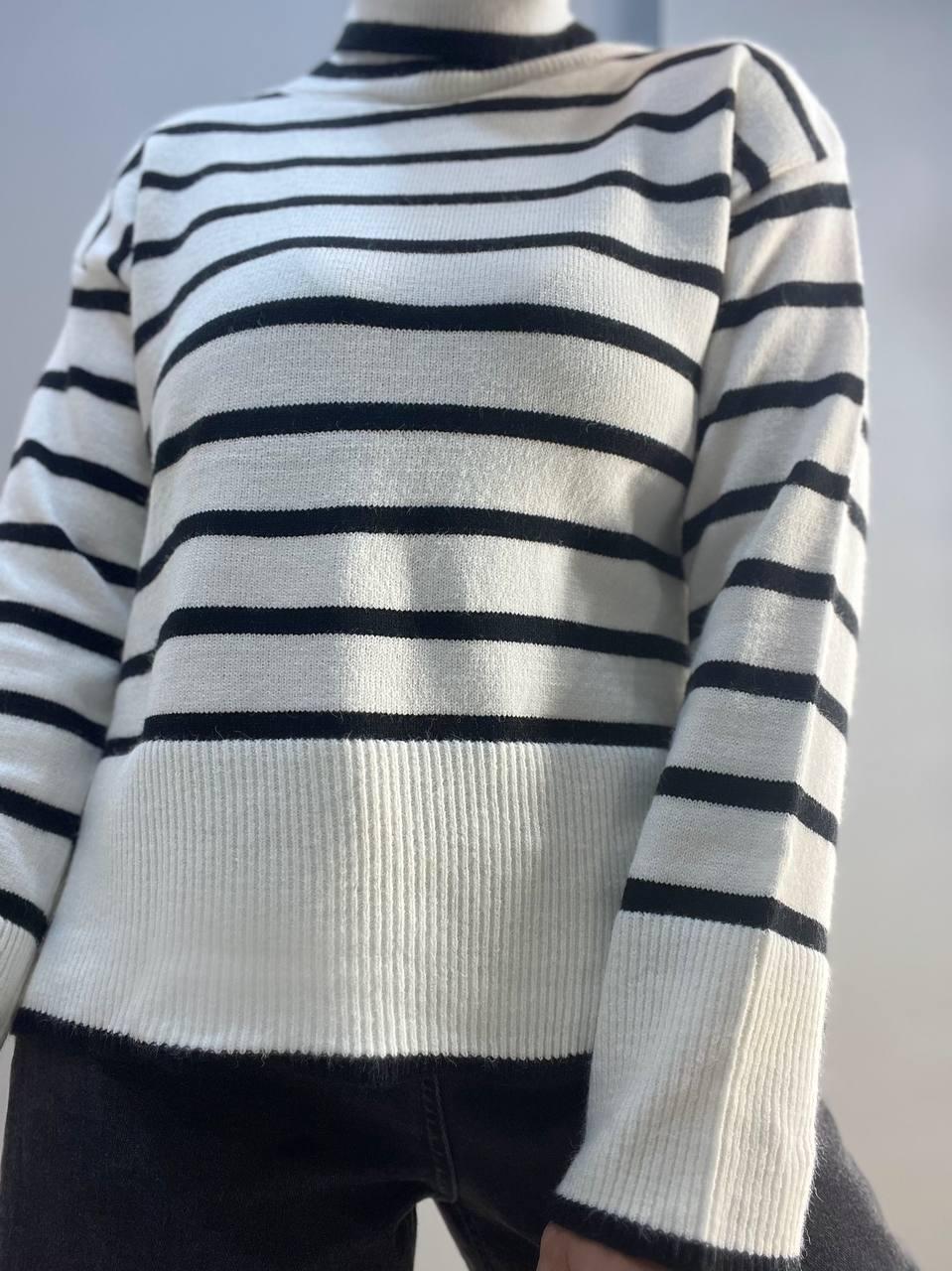 Светр жіночий A-N 263 високе горло смуга розрізи вільний OS Білий (3146) - фото 2