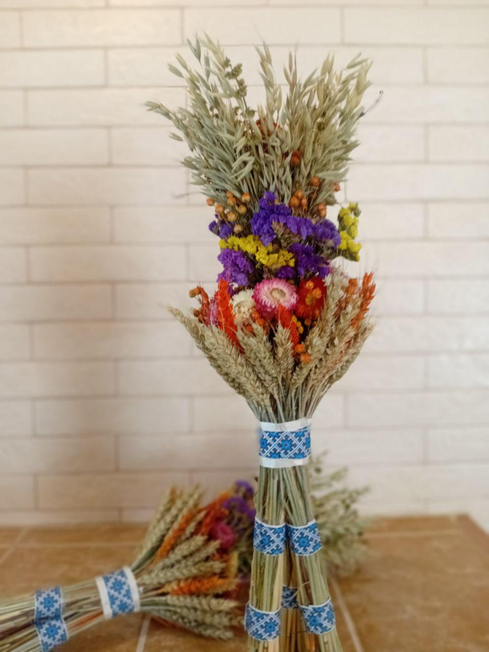 Дидух рождественский из колосьев пшеницы/льна и овса 50-55 см на трех ножках с лентой вышиванка Синий