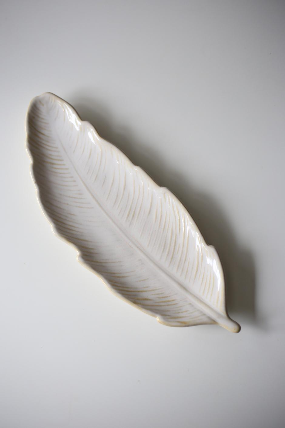 Блюдо керамическое InspoLine Перо 30 см (00000010040)