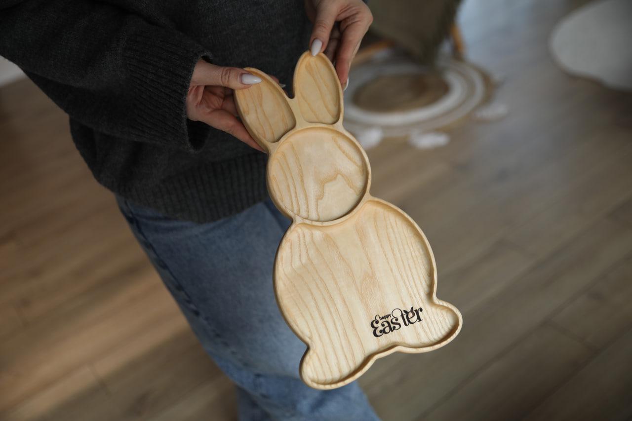 Декор на великодній стіл менажниця ясенева Великодній кролик 18х36х2 см (WDE-12.1) - фото 3 Декор на великодній стіл менажниця ясенева Великодній кролик 18х36х2 см (WDE-12.1) - фото 3