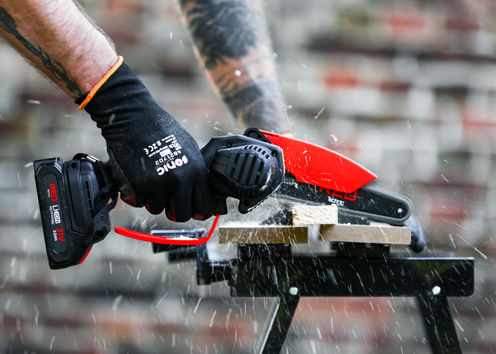 Пила аккумуляторная цепная мини Red Technic RTMPA0064 4"/6" 2 Ач 20 В - фото 8 Пила аккумуляторная цепная мини Red Technic RTMPA0064 4"/6" 2 Ач 20 В - фото 8