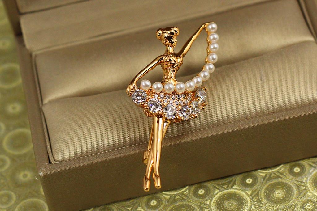 Брошь Xuping Jewelry Балерина с жемчугом 4,5 см Золотистый (34068297)