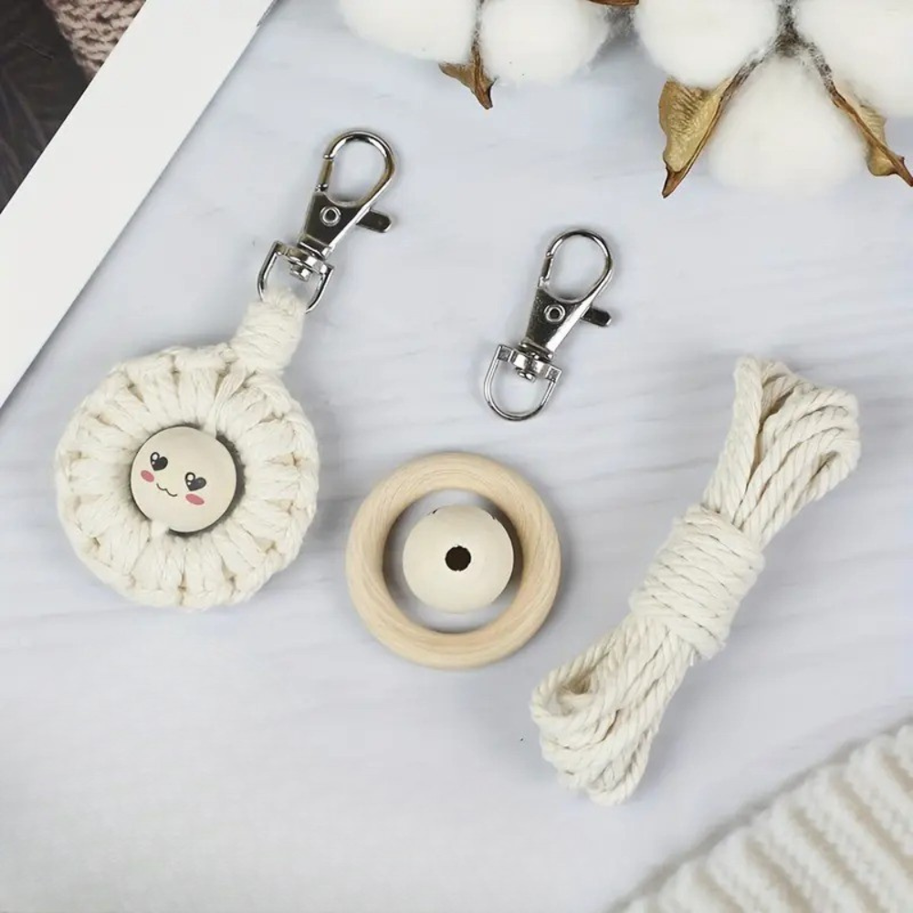 Набор макраме для рукоделия для ручного вязания брелока для ключей и аксессуаров 10х5 см Белый