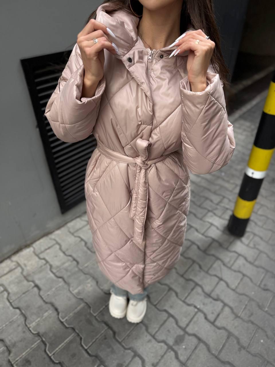 Пальто жіноче зимове Марія стьобане з капюшоном XL Пудровий (29710554) - фото 9 Пальто жіноче зимове Марія стьобане з капюшоном XL Пудровий (29710554) - фото 9