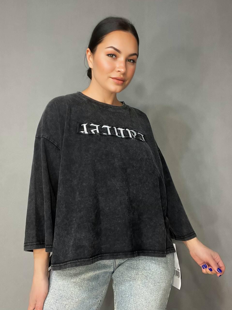 Футболка женская A-N 26029 широкая вареная тай дай длинный рукав 3\4 с вышивкой впереди OS Черный (4016) - фото 8 Футболка женская A-N 26029 широкая вареная тай дай длинный рукав 3\4 с вышивкой впереди OS Черный (4016) - фото 8