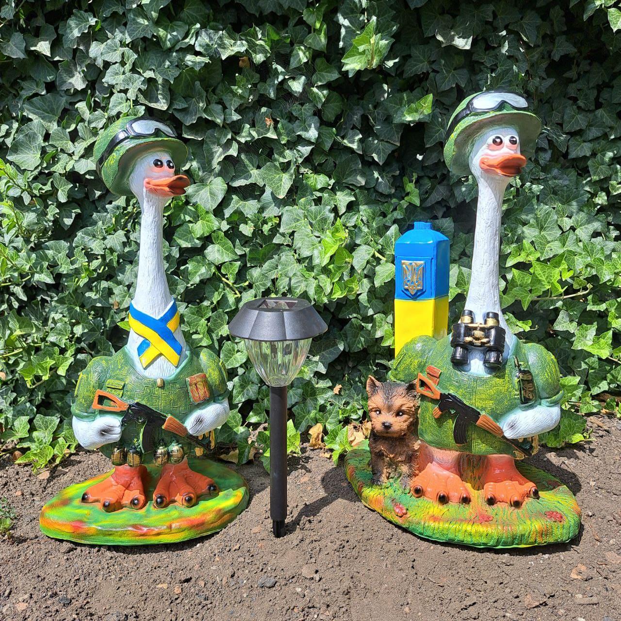 Садова фігура Бойовий гусак та гусак прикордонник (3854)