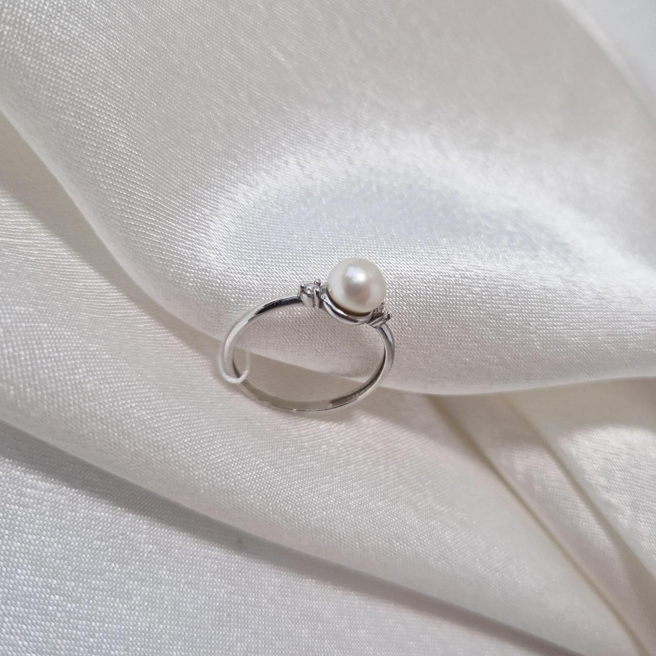 Каблучка із білою перлиною срібло 925 проби родоване 1,42 г р. 17,5 (81159б) - фото 5 Каблучка із білою перлиною срібло 925 проби родоване 1,42 г р. 17,5 (81159б) - фото 5