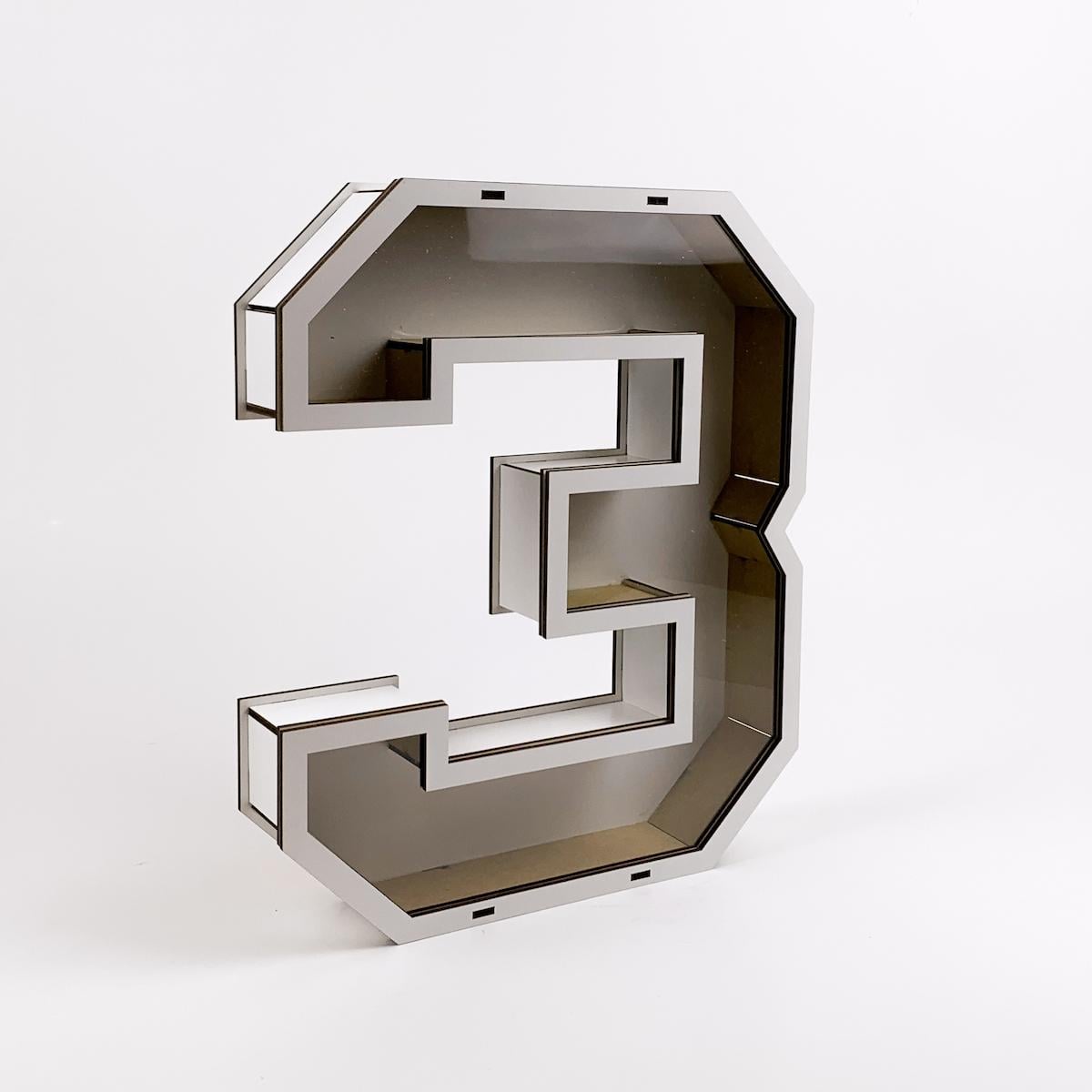 Коробка у формі цифри "3" з прозорою кришкою (4814)