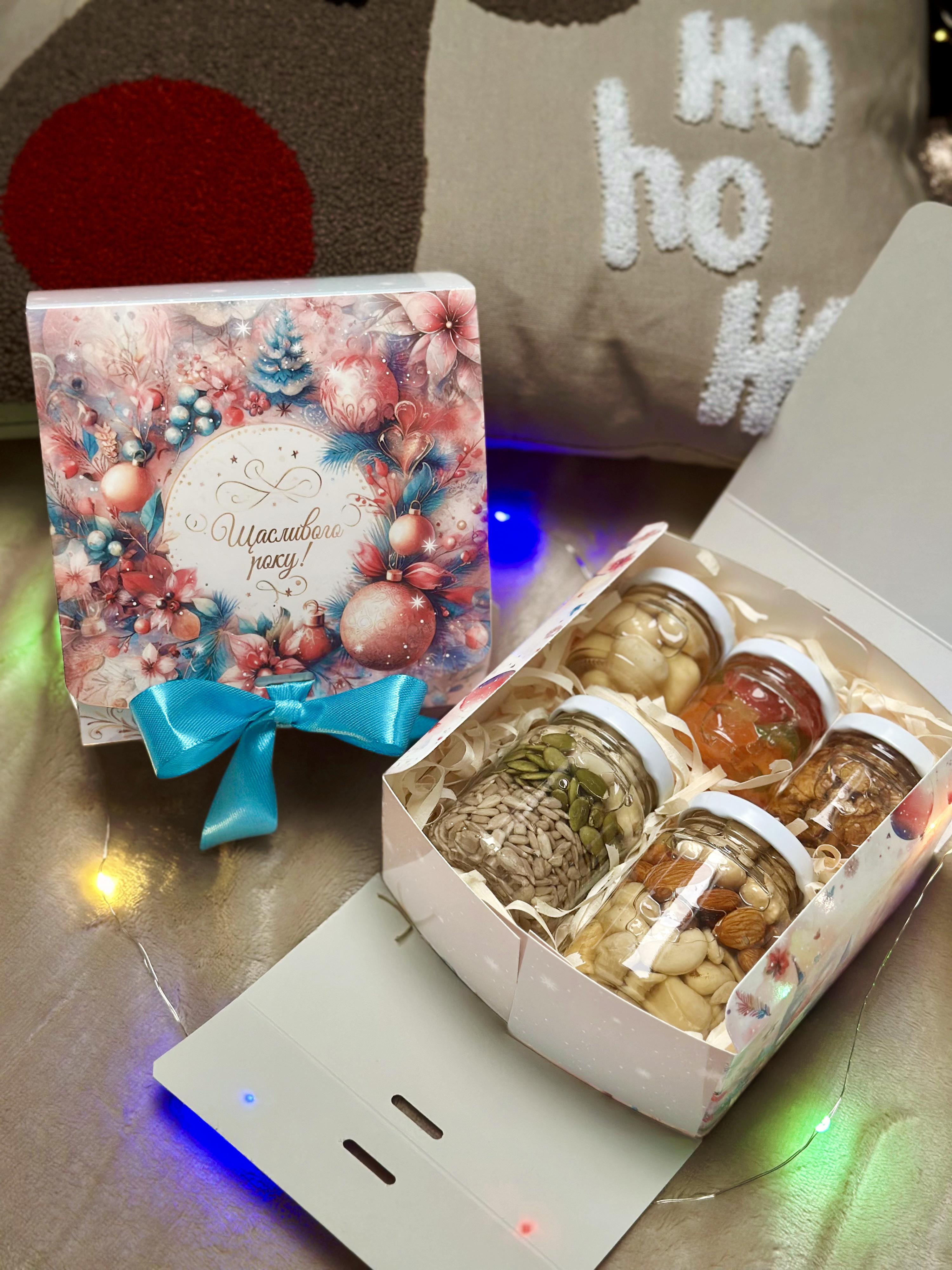 Подарунковий набір до Нового року горішки в меді акації 2 баночки по 130 г та 3 баночки по 50 г - фото 2 Подарунковий набір до Нового року горішки в меді акації 2 баночки по 130 г та 3 баночки по 50 г - фото 2