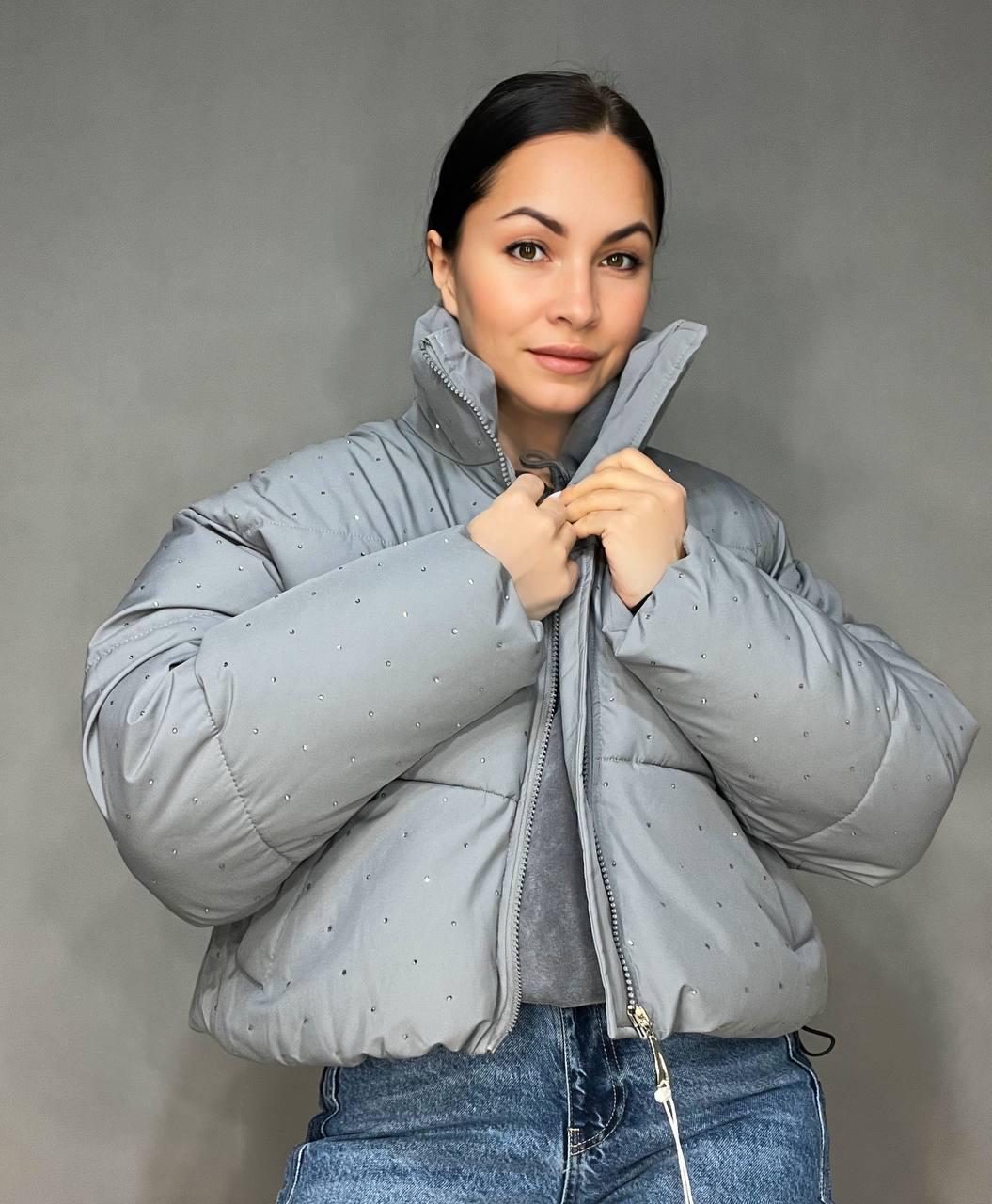 Куртка жіноча Haiziyuan 7165 укорочена пуффер з розсипом камінців демісезонна без капюшона оверсайз L Сірий (3310) - фото 1