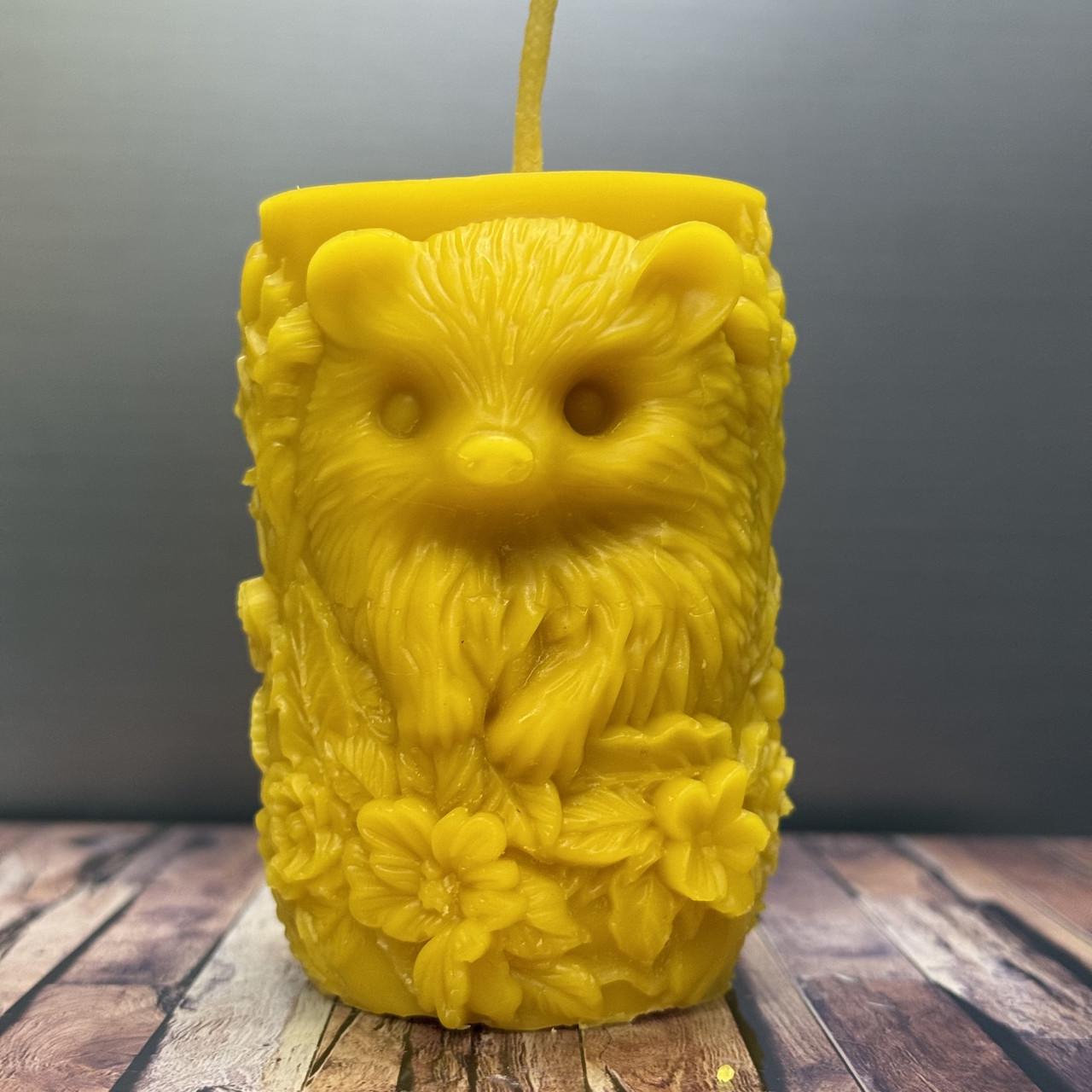 Свічка воскова Їжачок у квітах з бджолиного воску 95х65 мм (2796127153)