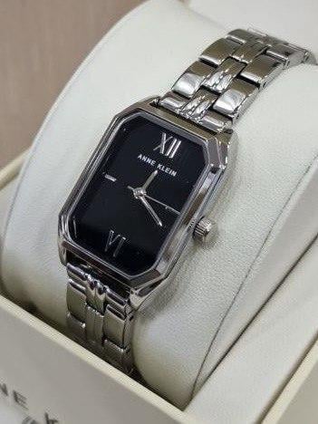 Наручные часы женские Anne Klein AK/3775BKSV с черным циферблатом и серебристым стальным браслетом
