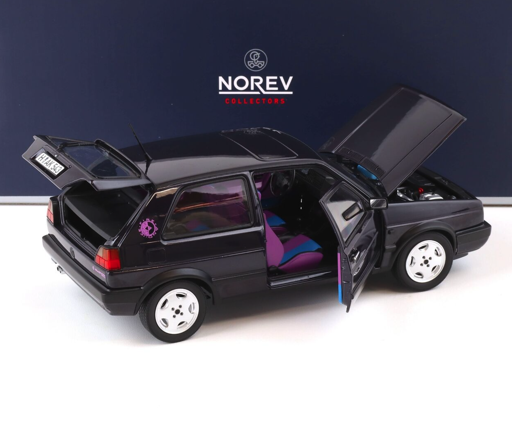 Модель автомобиля Norev 1:18 Volkswagen Golf 2 GTI Fire and Ice 1991 Violett Metallic (188558) - фото 4