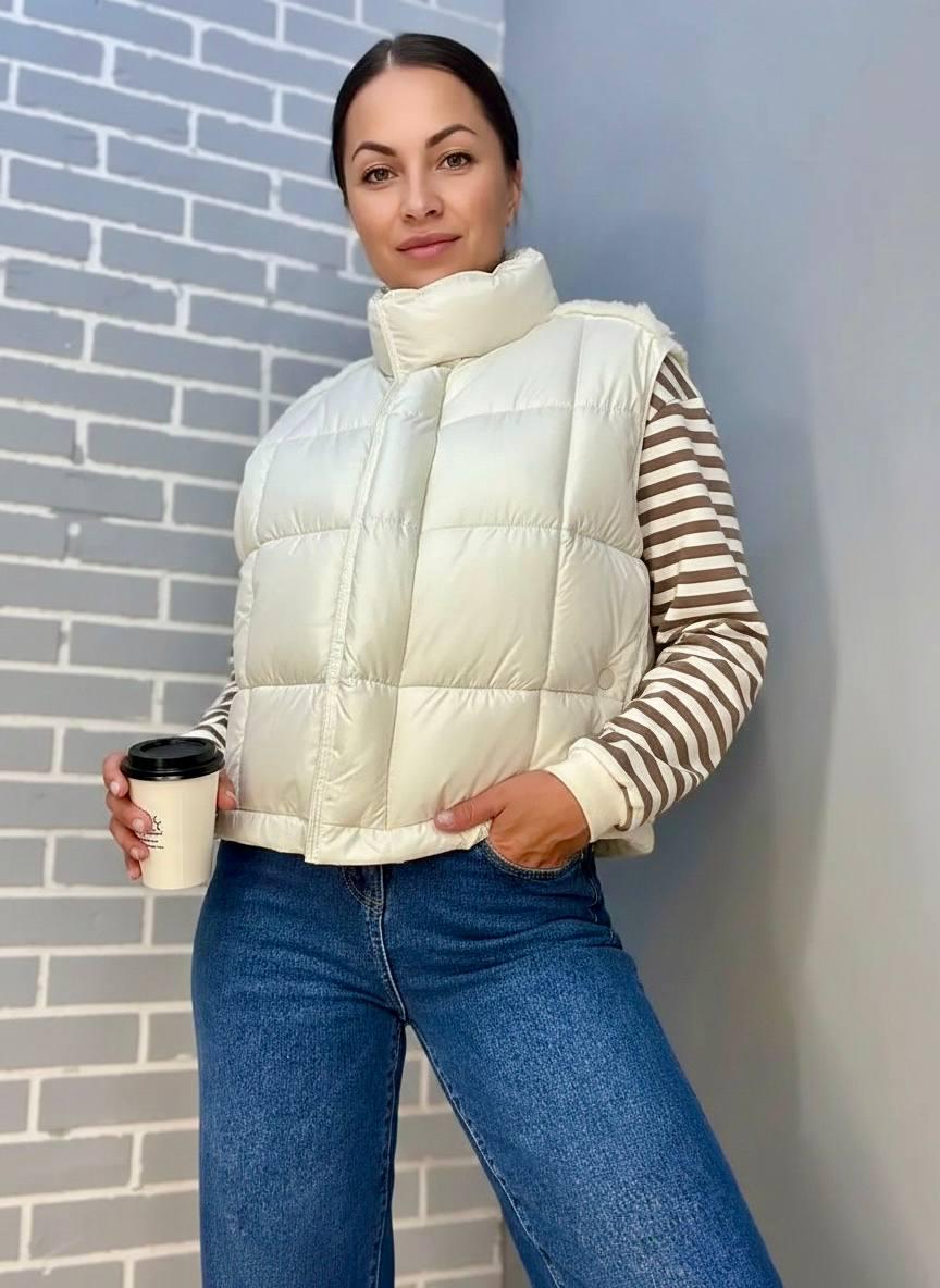 Жилетка женская Lady Yep 9039 стеганая короткая вставка из экокожи на спине р. 46 Молочный (2645)