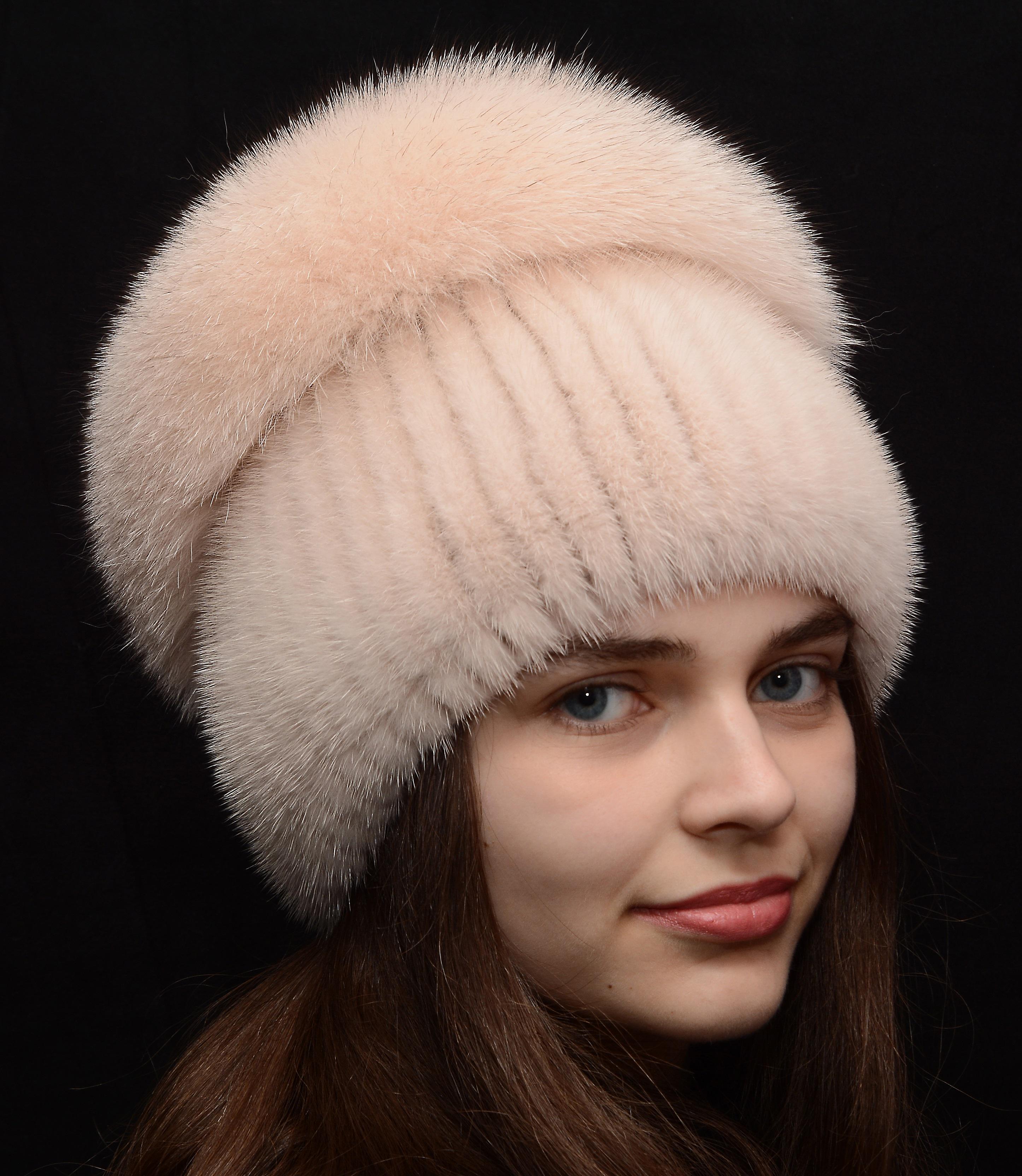 Зимова жіноча шапка Хутряний стиль Перо із в'язаної норки з бубном із песця Пудра (129/M)