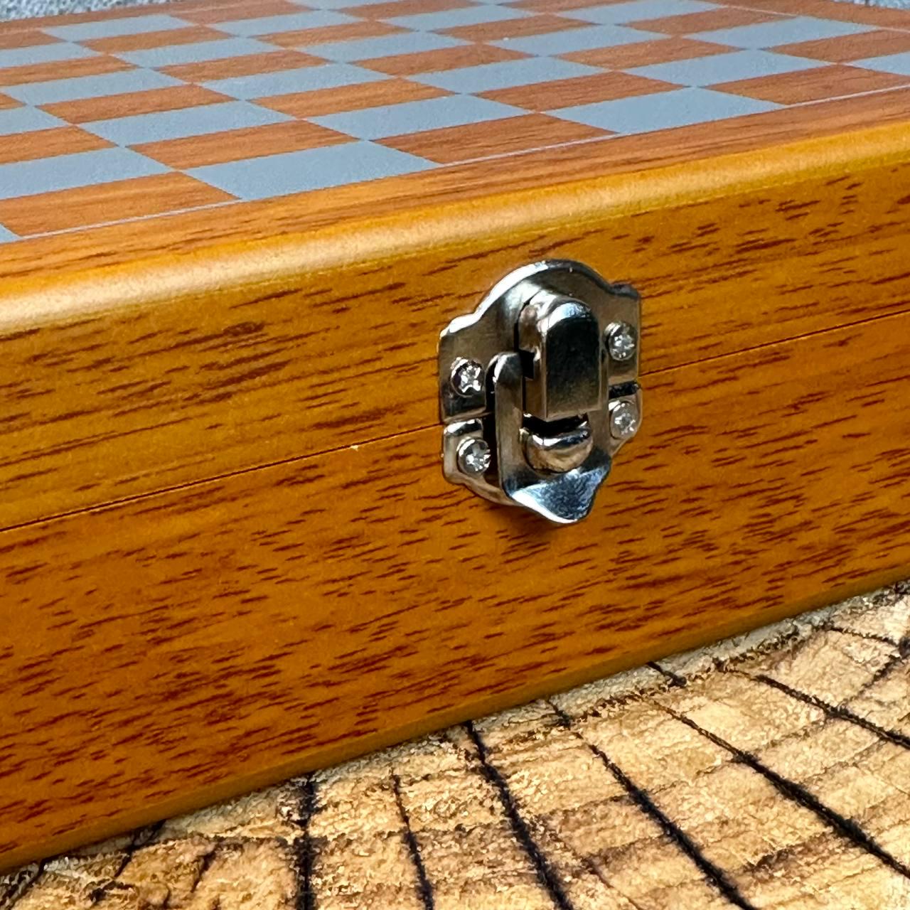 Подарунковий набір матова чорна фляга для алкоголю та 4 чарки з шахами в дерев'яній коробці - фото 7 Подарунковий набір матова чорна фляга для алкоголю та 4 чарки з шахами в дерев'яній коробці - фото 7