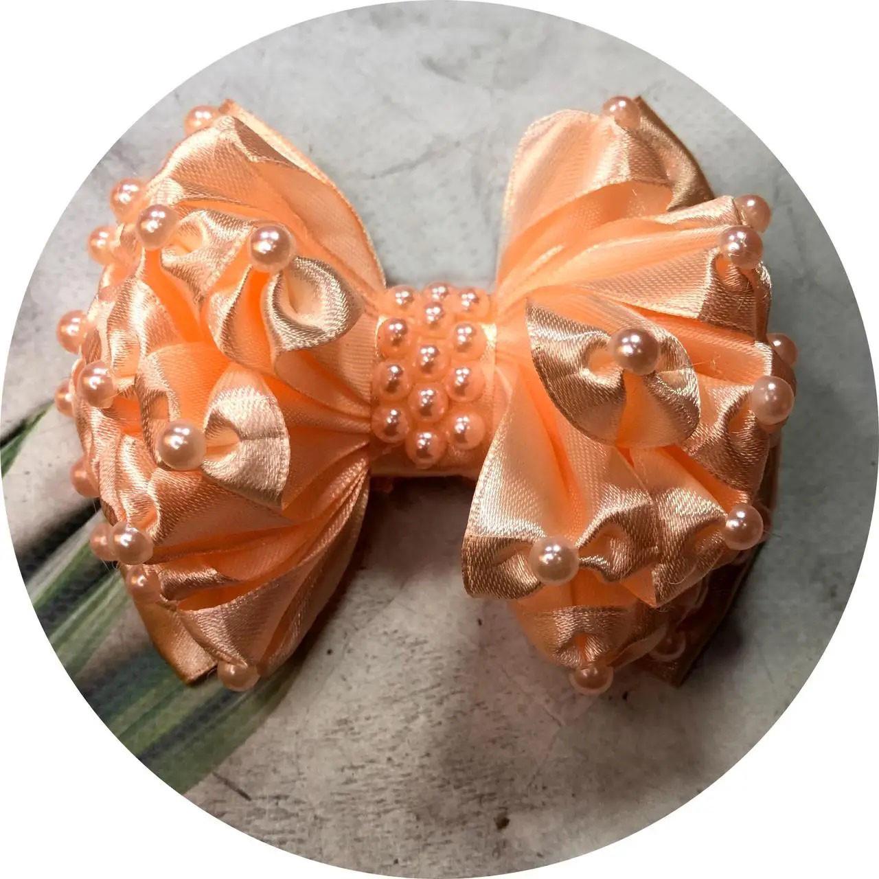 Бантик для волос детский с бусинками на заколке 11х9х6 см Персиковый (10568)