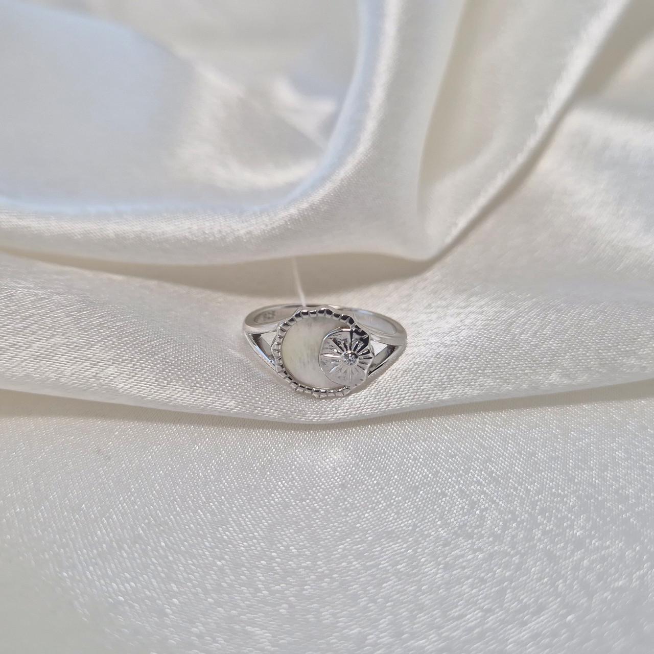 Кольцо цветок с перламутром серебро 925 пробы родированное 2,77 г р. 18 (6673р)