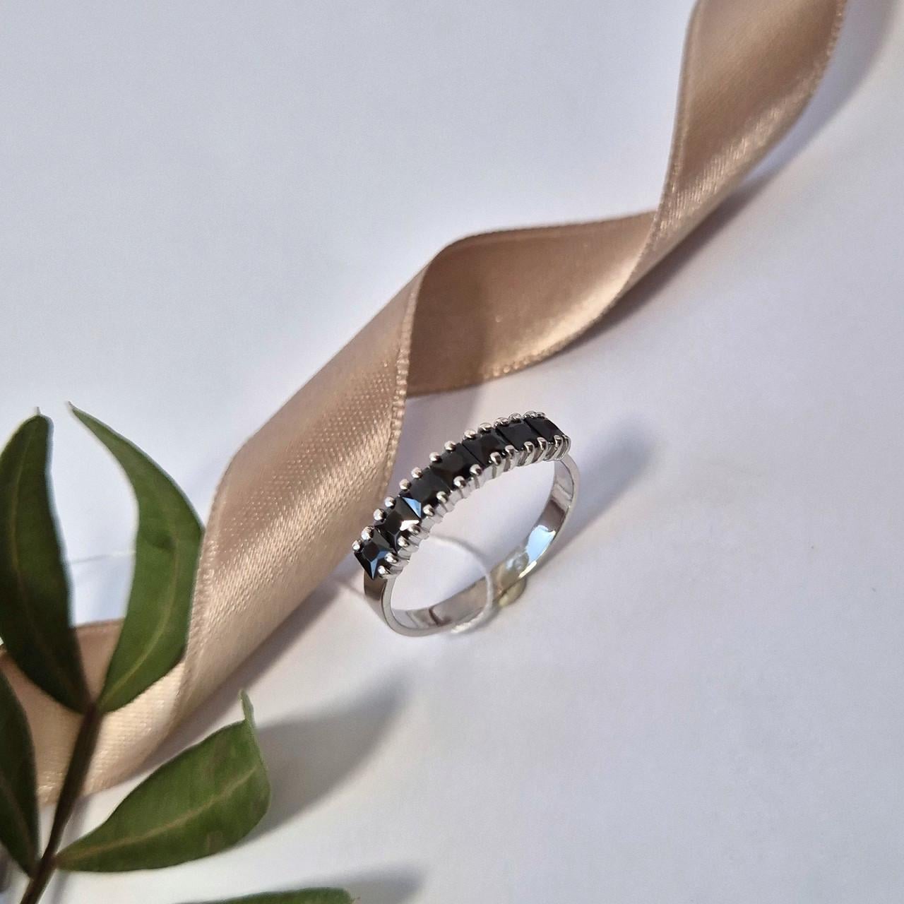 Кольцо рикс с черными камнями серебро 925 пробы родированное 2,04 г р. 18 (10259р)