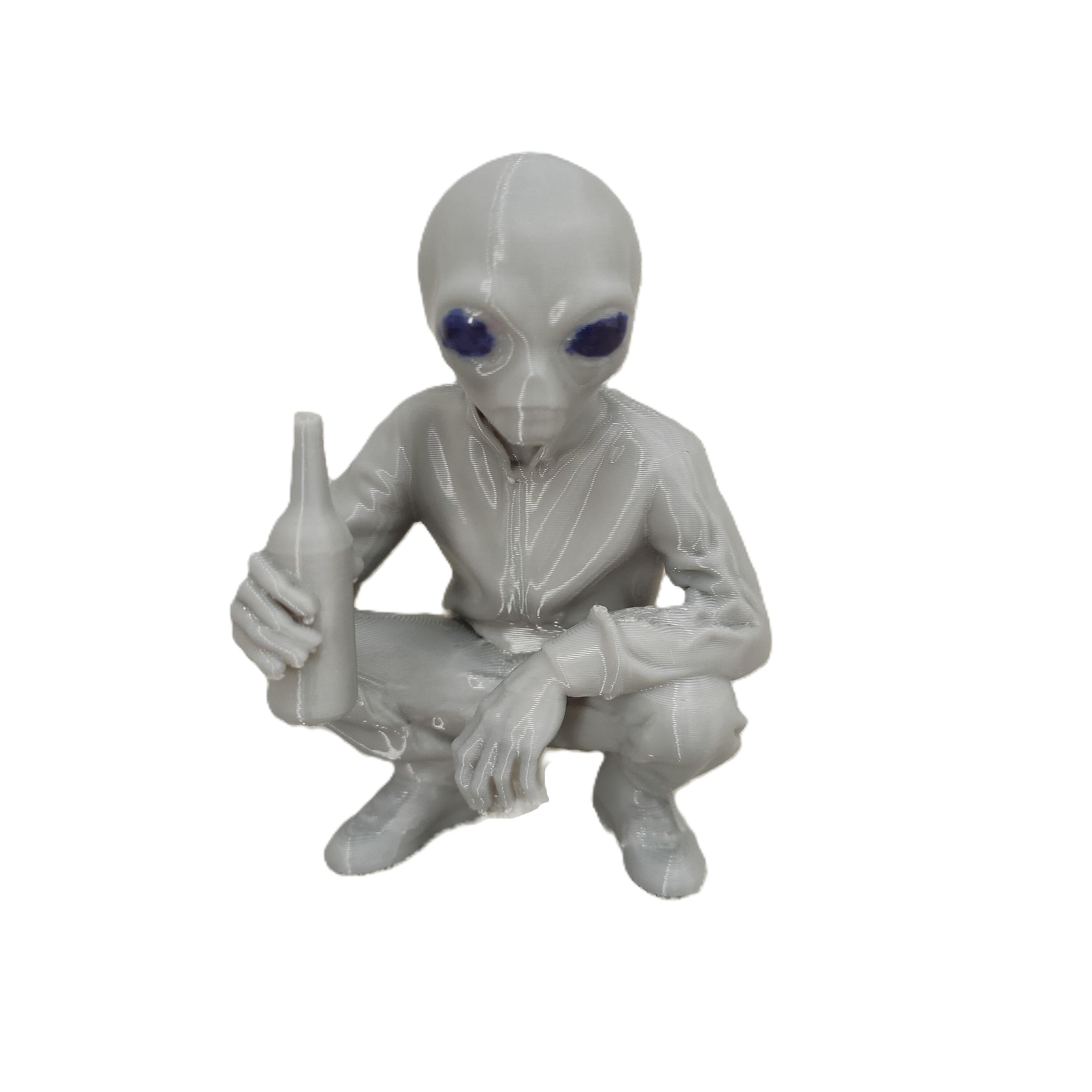 Статуетка Інопланетянин з пляшкою 65х45х80 мм (INO-18G-SIR) Статуетка Інопланетянин з пляшкою 65х45х80 мм (INO-18G-SIR)