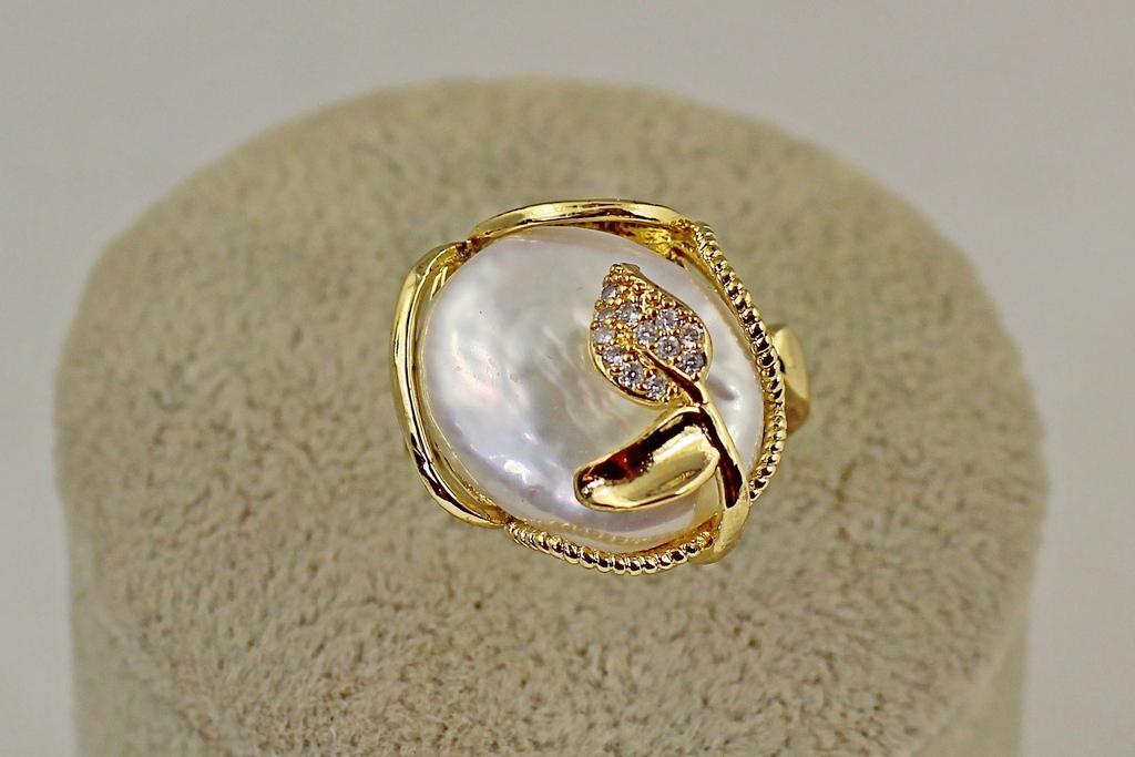 Кольцо Xuping Jewelry Листочки с натуральной барочной жемчужиной р. 16+ Золотистый