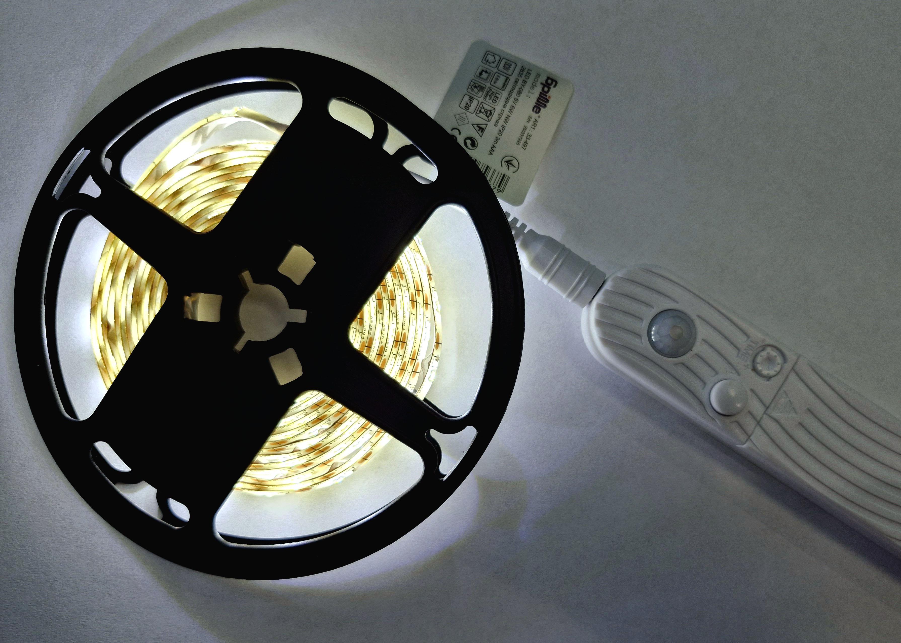 Світлодіодна стрычка 5 вольт 3 м батарейках з датчиком руху SMD 2835 нейтральне світло