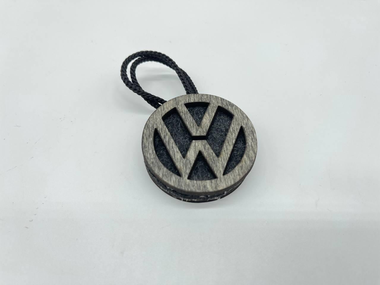Ароматизатор в машину с логотипом Volkswagen дерево/фетр ручной работы (AR-107)