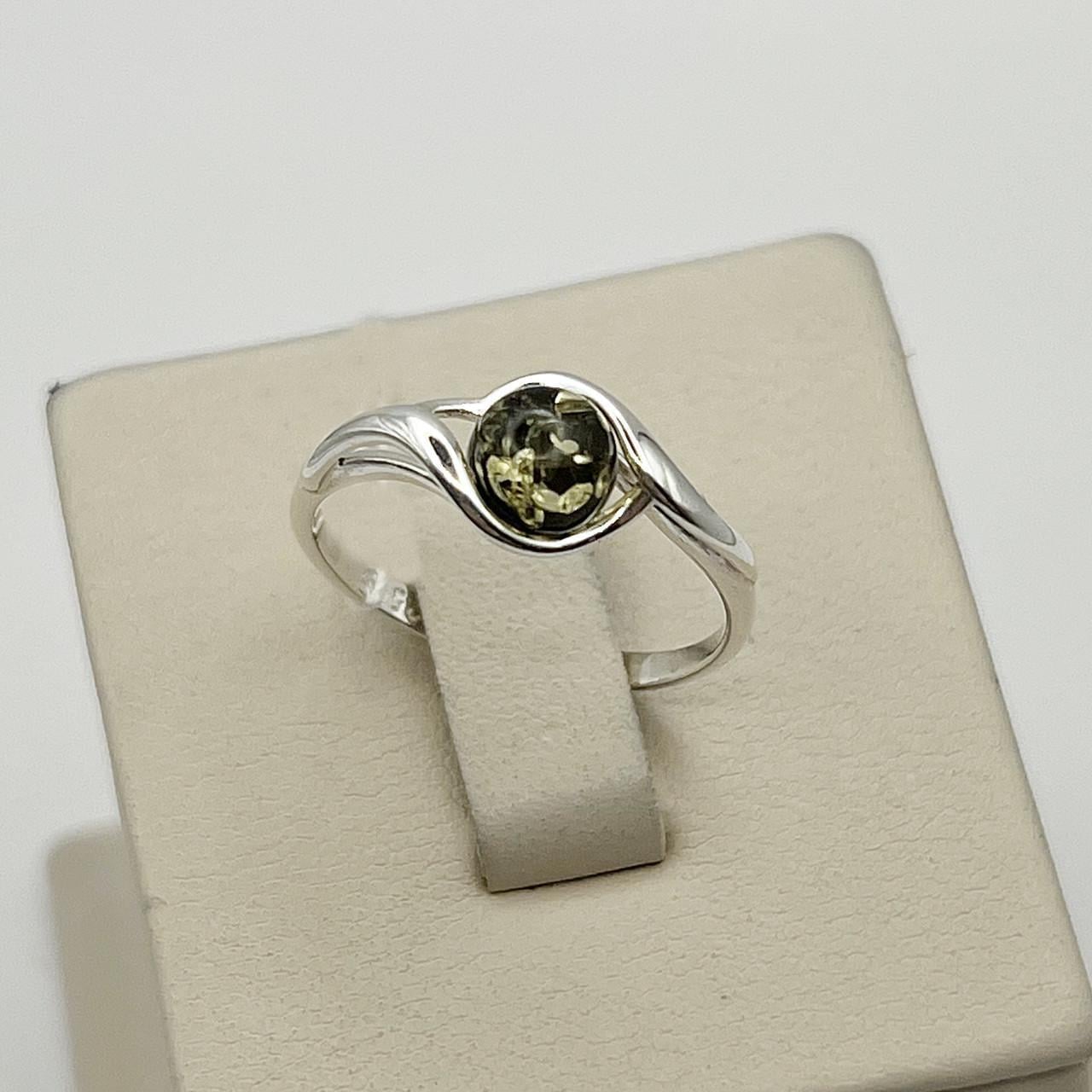 Каблучка срібна з бурштином р. 16 1,4 г (2580670745)