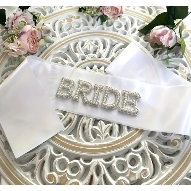 Стрічка для нареченої ''BRIDE'' з об’ємними літерами з перлин та стразів Білий (68) - фото 2