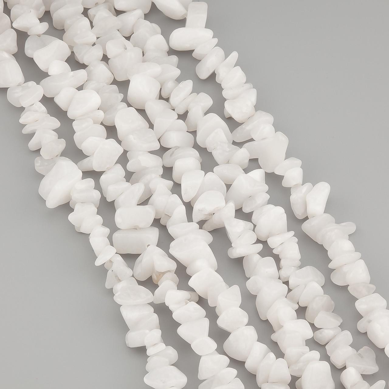 Агат белый сколы крошка из натурального камня 5-10 мм 80 см 1 шт. (НК8014с31)