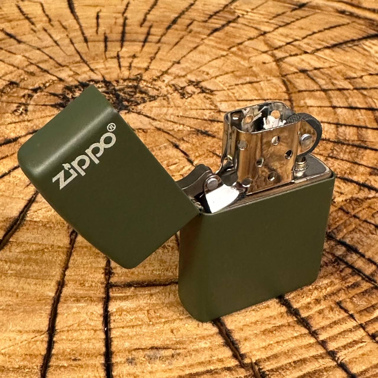 Зажигалка бензиновая ZIPPO 221Z в подарочкой упаковке Green Matte - фото 2 Зажигалка бензиновая ZIPPO 221Z в подарочкой упаковке Green Matte - фото 2