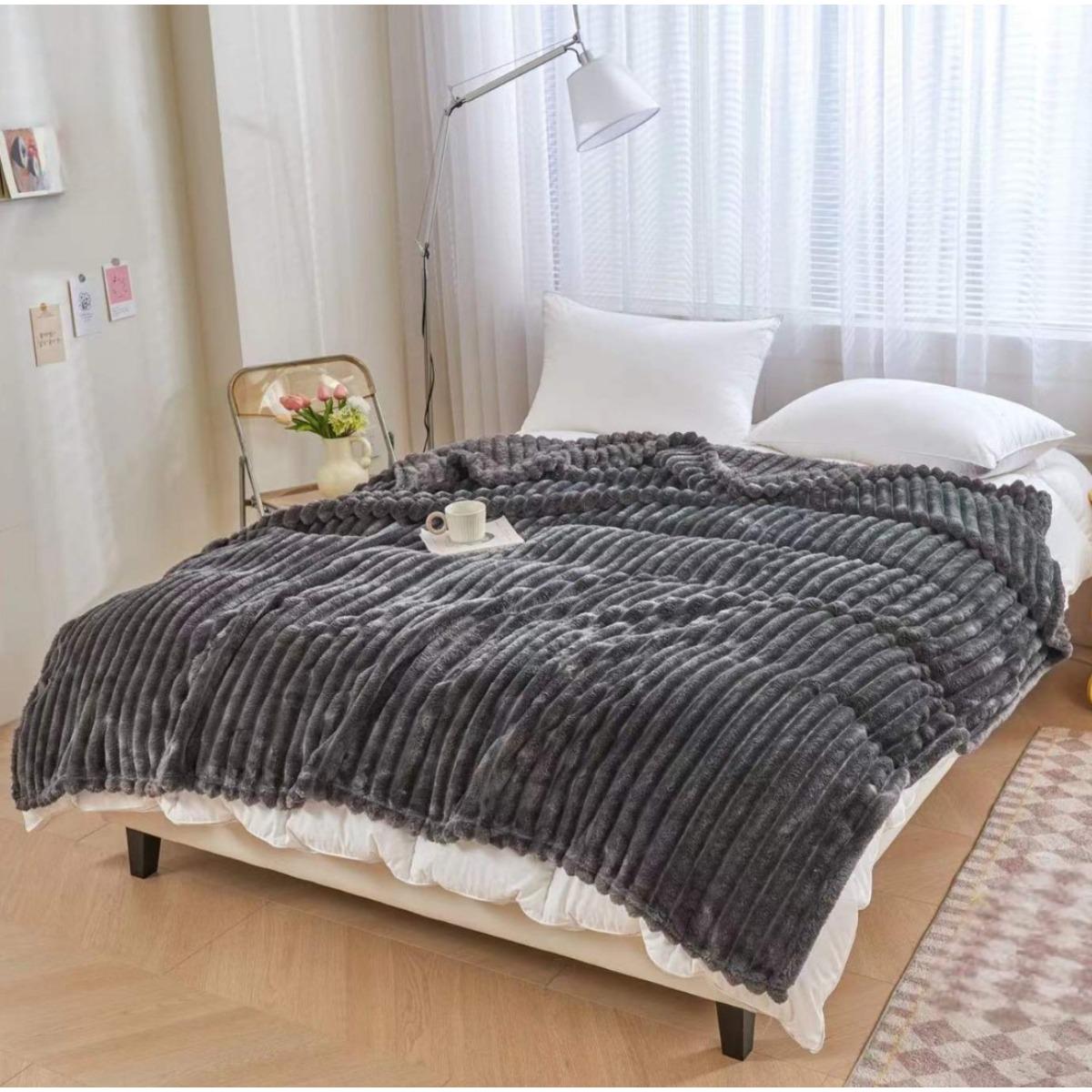 Набор плед с двумя подушками Koloco Королевский шарпей Графитовый (40123) - фото 3 Набор плед с двумя подушками Koloco Королевский шарпей Графитовый (40123) - фото 3