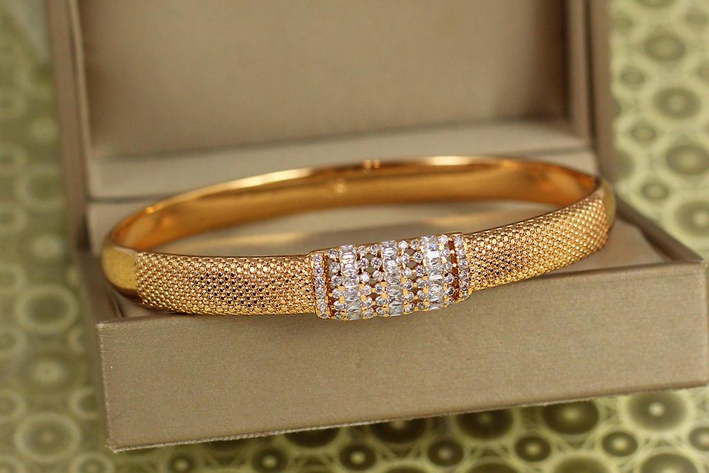 Браслет бенгл Xuping Jewelry Ариадна 60 мм на руку 17-19 см Золотистый (31326015)