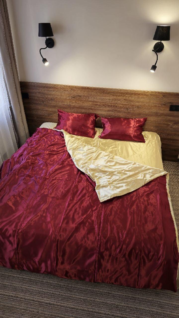 Комплект постельного белья атласный евро 200х220 см наволочки 70х70 см 2 шт. Красный с золотом (П4К-atlas25-09-03)