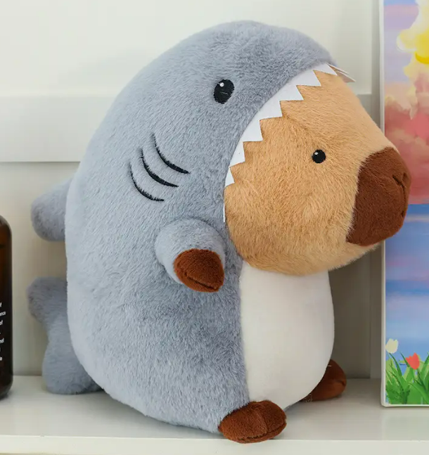 Мягкая игрушка плюшевая детская Капибара в костюме акулы 23 см (2793835685)