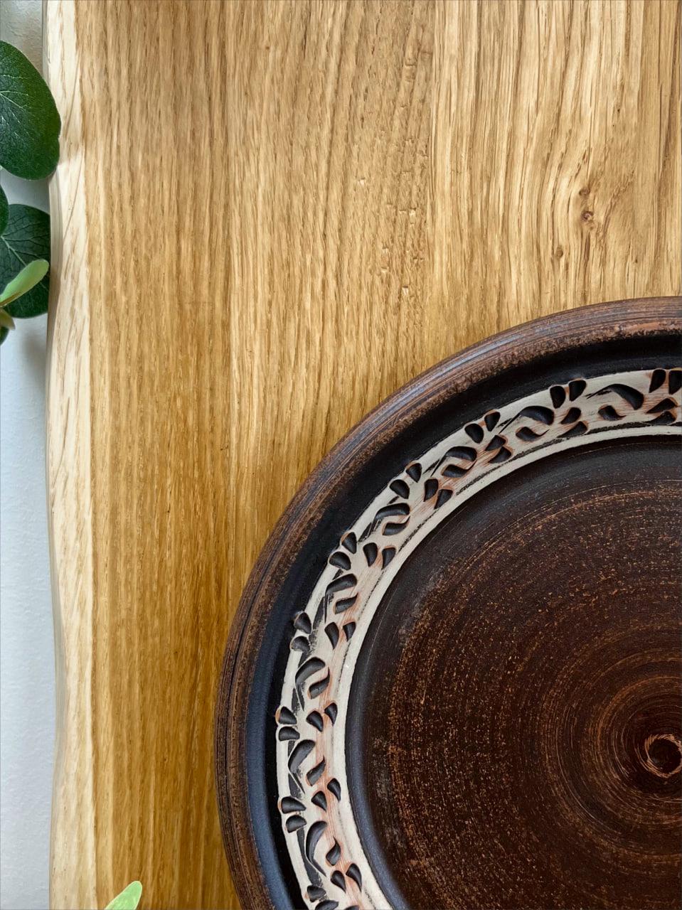 Тарілка керамічна глиняна різьблена ангоб 24 см (3001-5) - фото 4 Тарілка керамічна глиняна різьблена ангоб 24 см (3001-5) - фото 4