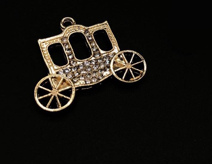 Подвеска металлическая Карета с искусственными камушками 3 см Золотистый (695949940)