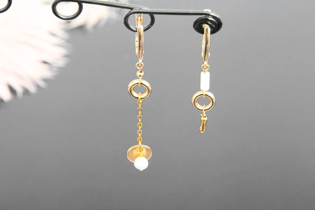 Сережки позолочені з перлами і перламутром Селін асиметричні ручна робота (ER-0097)