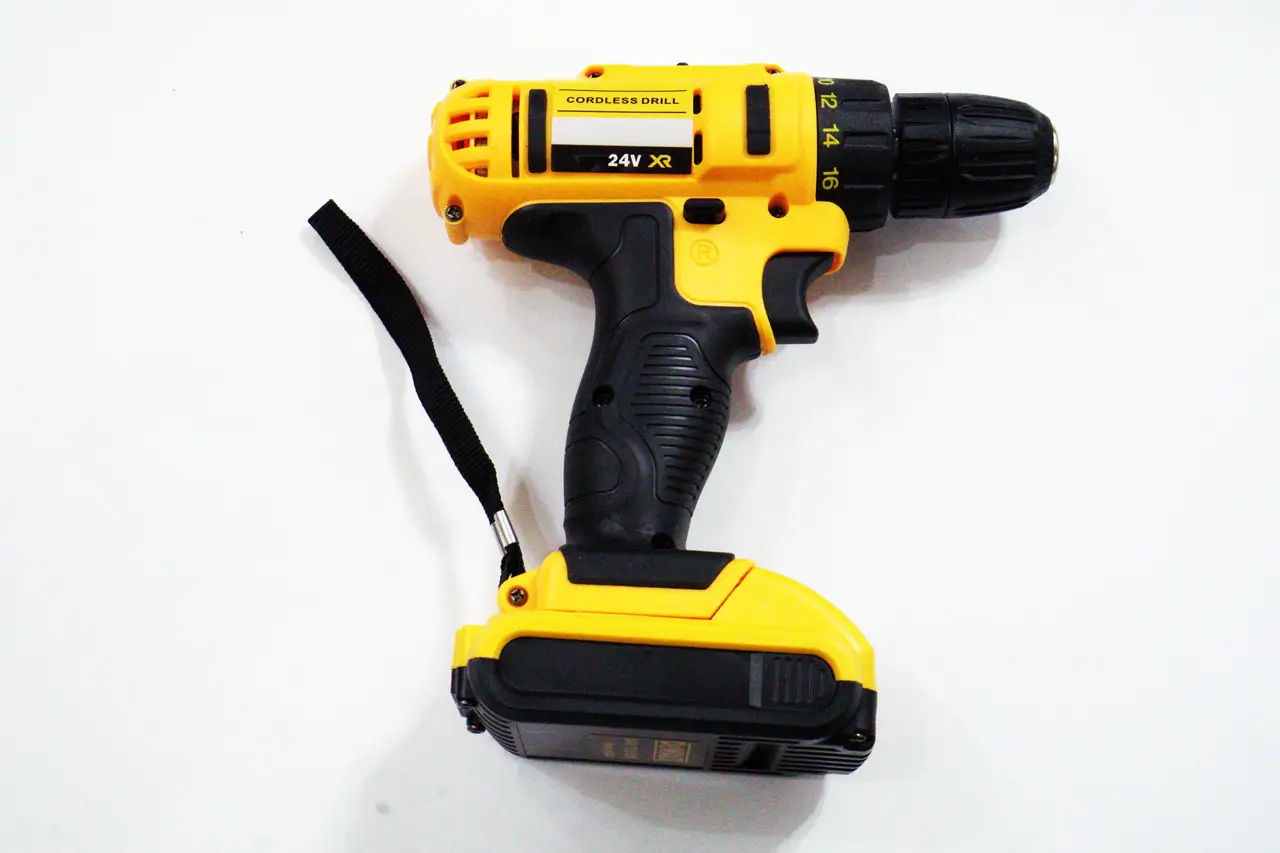 Шурупокрут 24V з набором інструментів у кейсі (21950613)