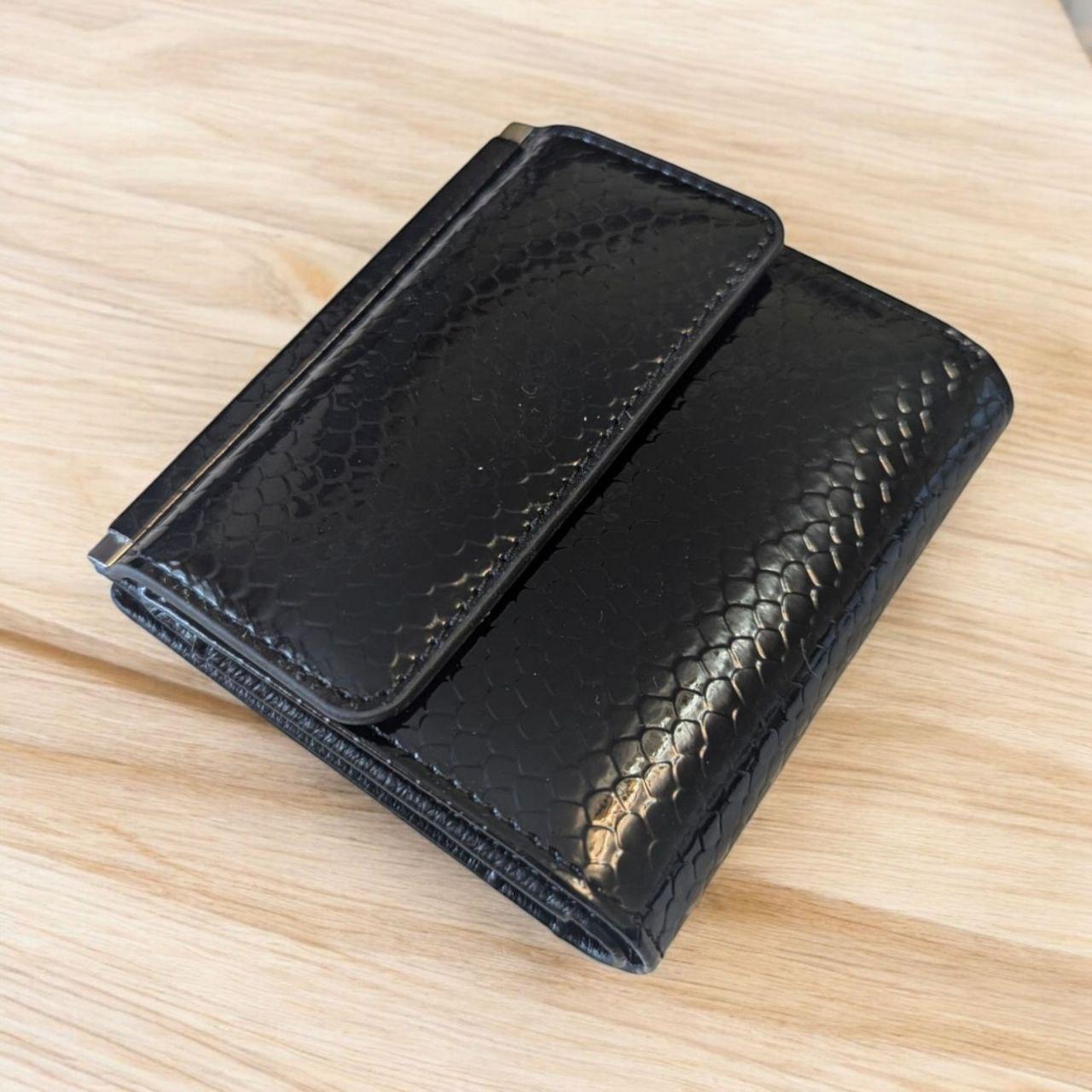 Кошелек лаковый маленький на кнопке с отделением для монет 11х10 см Черный (JE-1855) Кошелек лаковый маленький на кнопке с отделением для монет 11х10 см Черный (JE-1855)