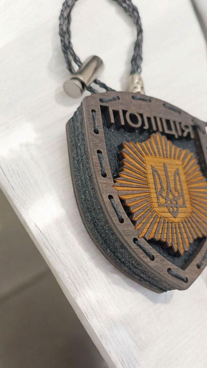 Ароматизатор для авто Поліція у вигляді шеврона з дерева/войлока та аромапарфюм 10 мл (101) - фото 5 Ароматизатор для авто Поліція у вигляді шеврона з дерева/войлока та аромапарфюм 10 мл (101) - фото 5