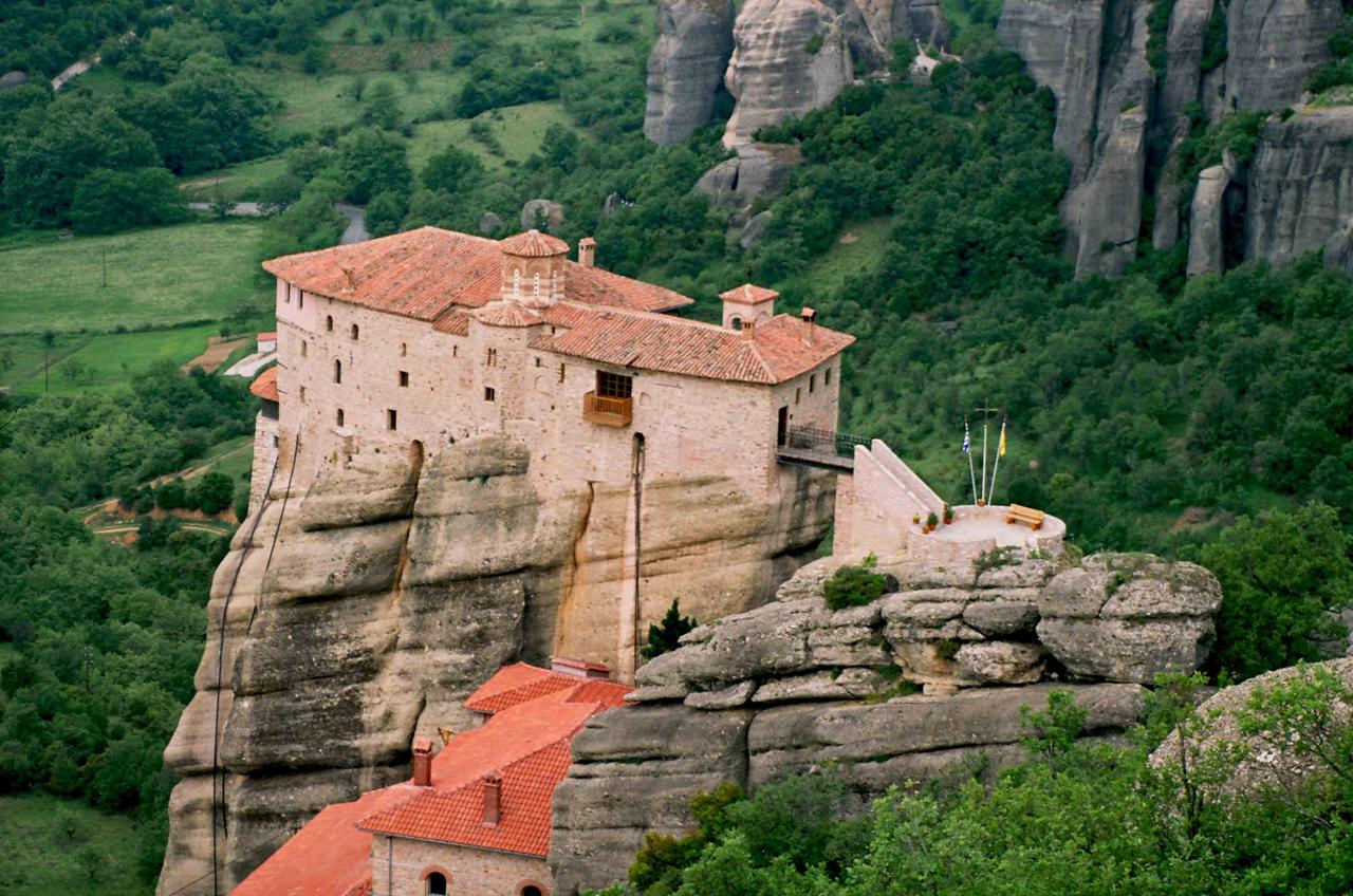 Фотошпалери, що миються флізелінові для спальні/зали/кухні У скелі - фото 2