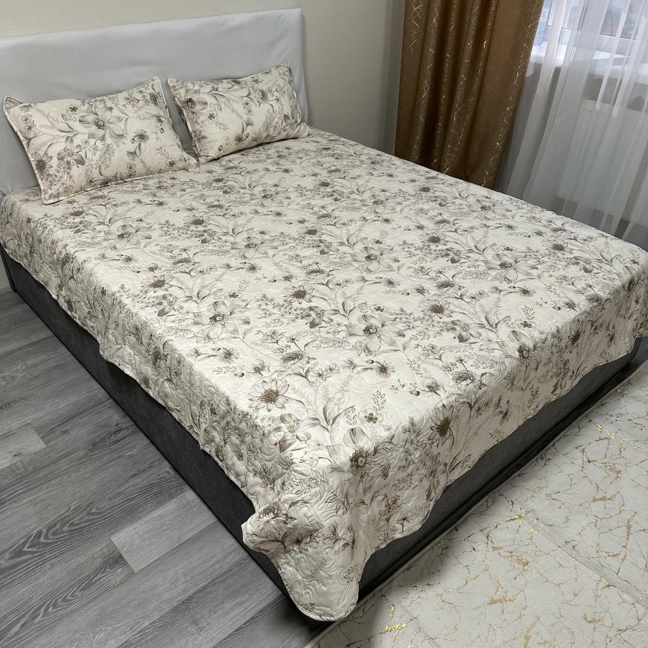 Набор покрывало стеганое с цветочным принтом 200x230 см/2 наволочки 50x70 см Бежевый (28740414)