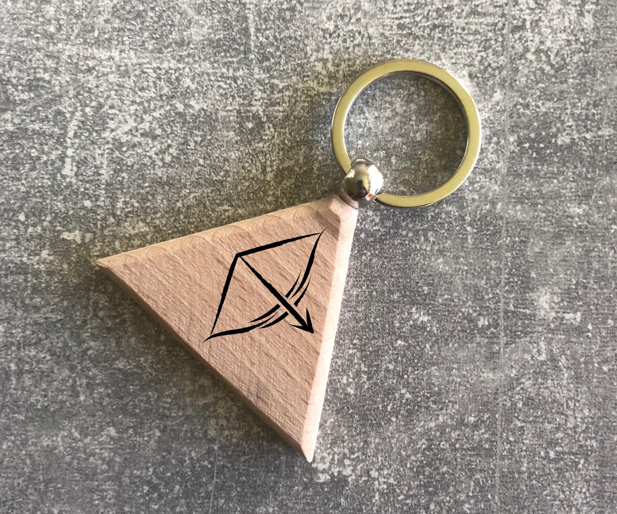 Брелок деревянный треугольный с изображением зодиака "Стрелец" (15010304045)