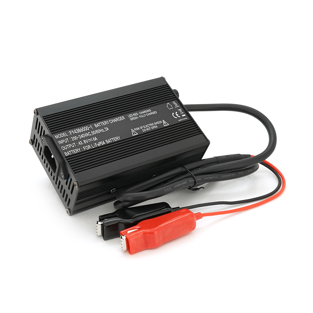 Зарядное устройство для аккумуляторов LiFePo4 36V43,8V 12S 6A с крокодилами 135x90x50 мм (YUT_V9272)