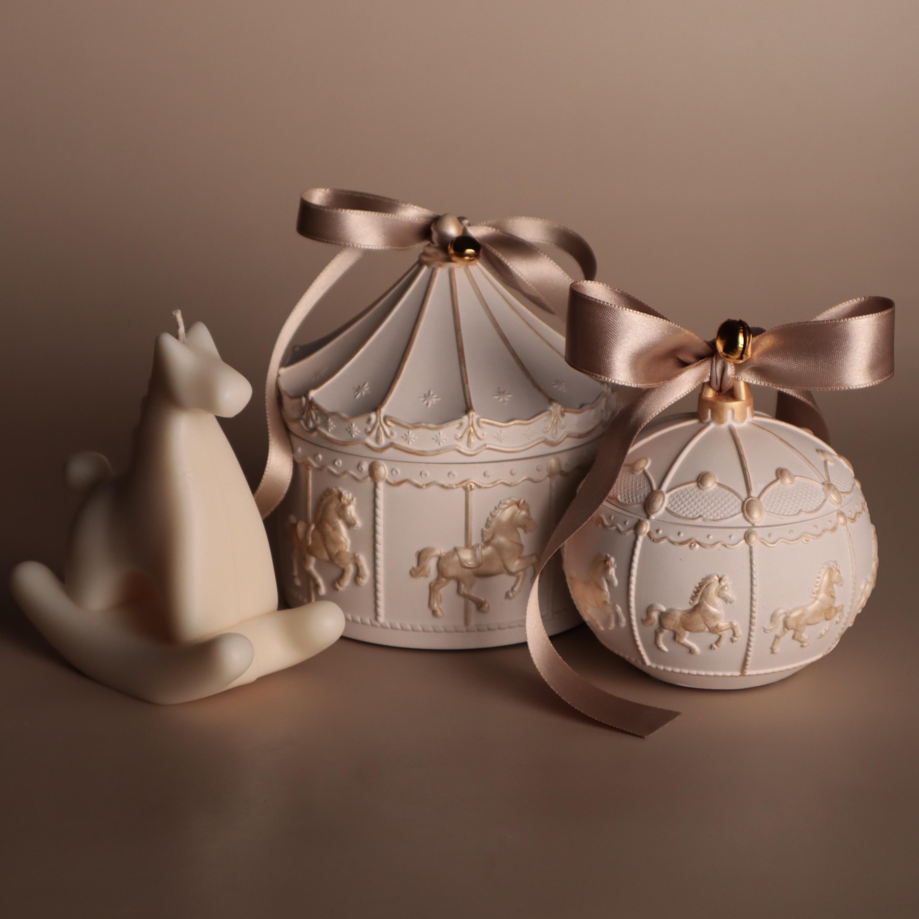 Подарунковий набір аромасвічок Wax Harmony Ваніль Карусель/Новорічна куля Коники та Коник Білий (300511)