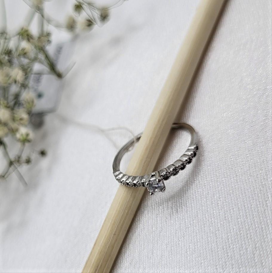 Кольцо с белым камнем серебро 925 пробы родированное 1,00 г р. 16 (4297р)